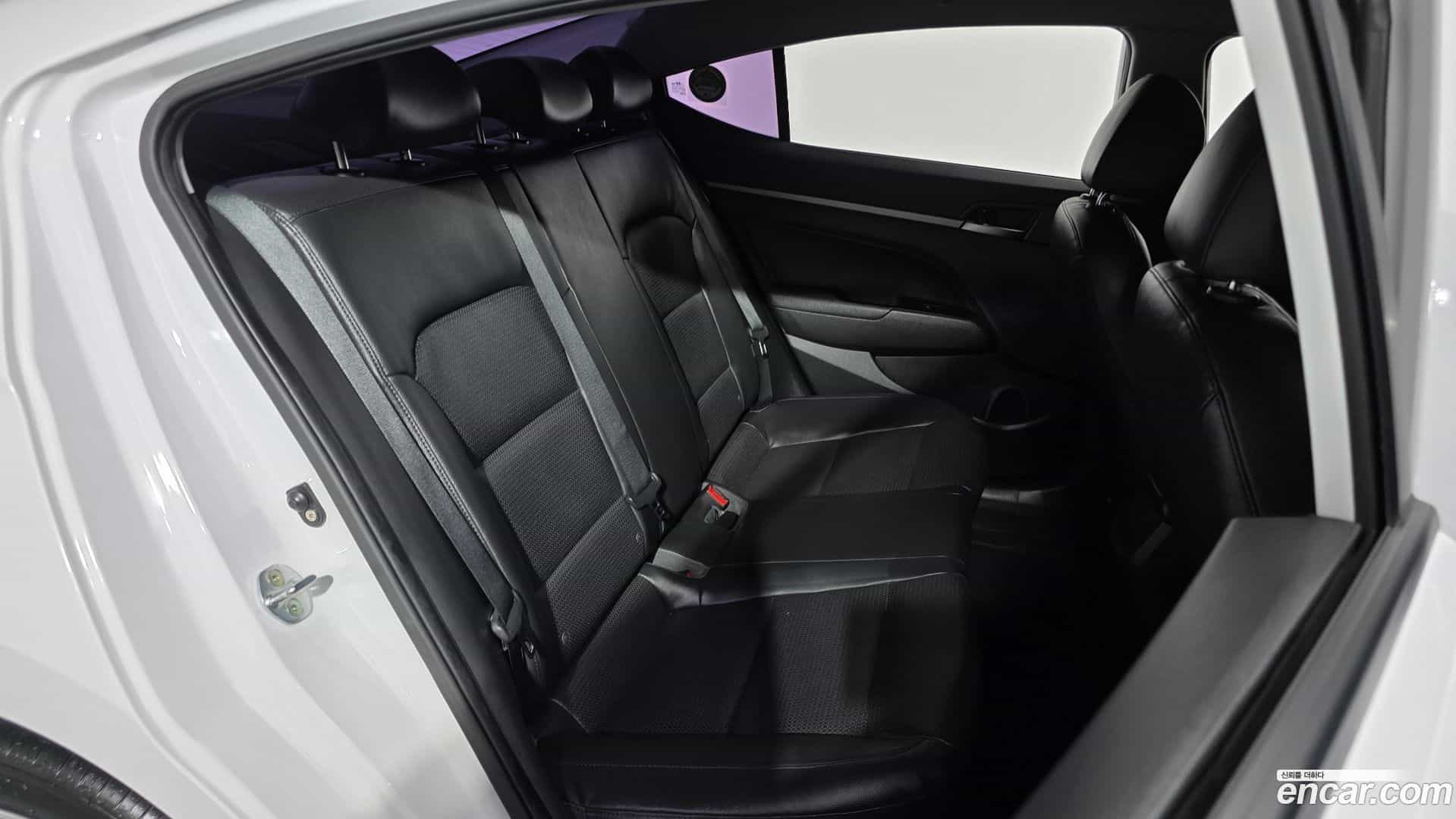 AVANTE Hyundai 2017.9-OPTION-015