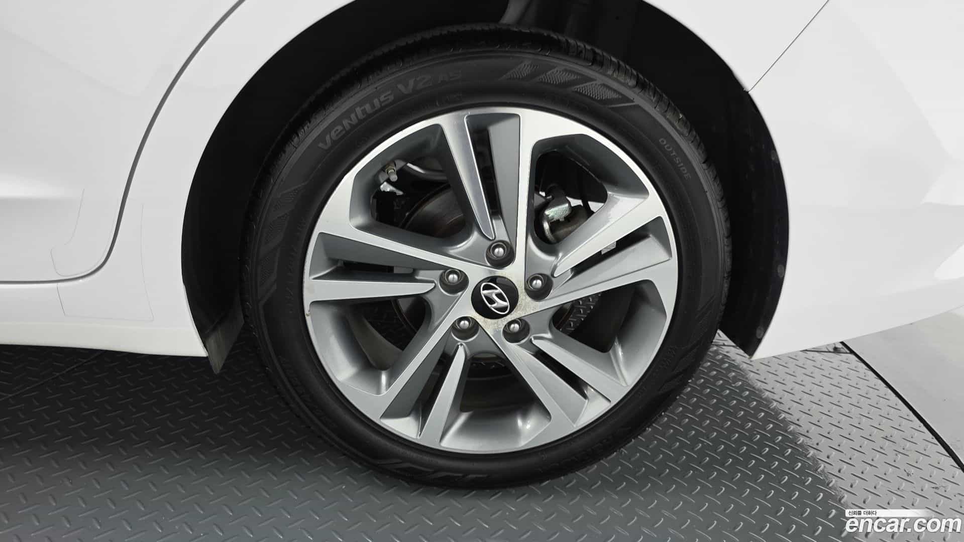 AVANTE Hyundai 2017.9-OUTER-031