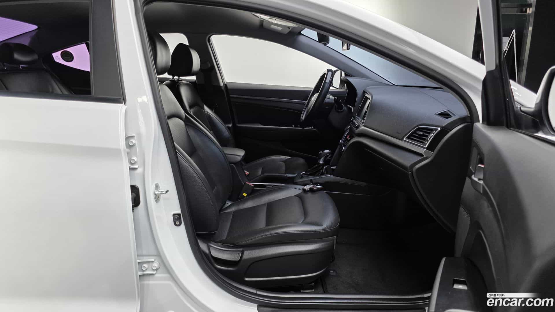 AVANTE Hyundai 2017.9-INNER-036