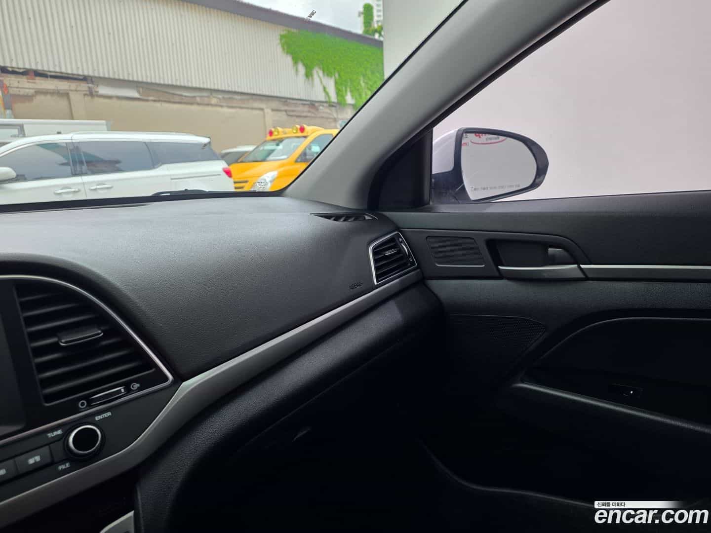 AVANTE Hyundai 2015.10-OPTION-018