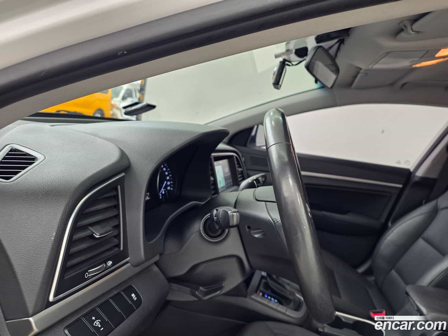 AVANTE Hyundai 2015.10-OPTION-024