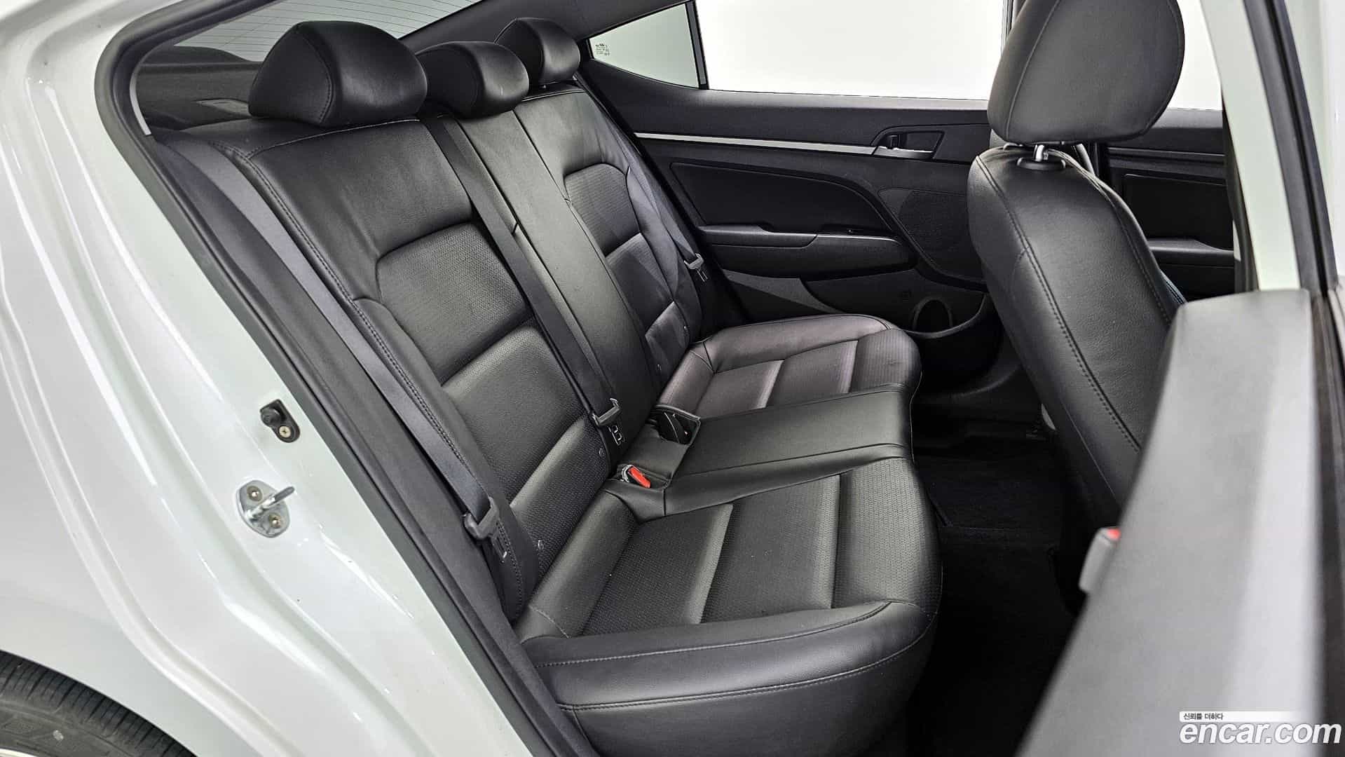 AVANTE Hyundai 2017.8-OPTION-015