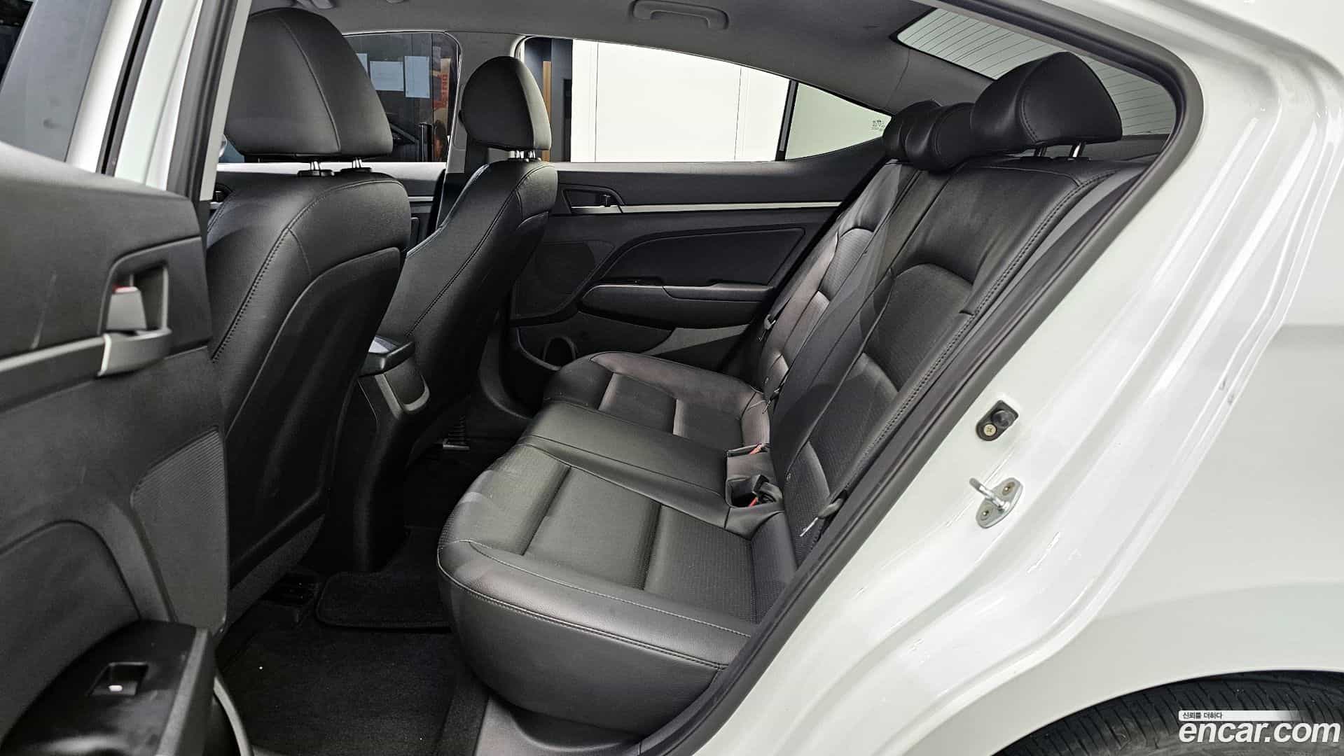 AVANTE Hyundai 2017.8-OPTION-016