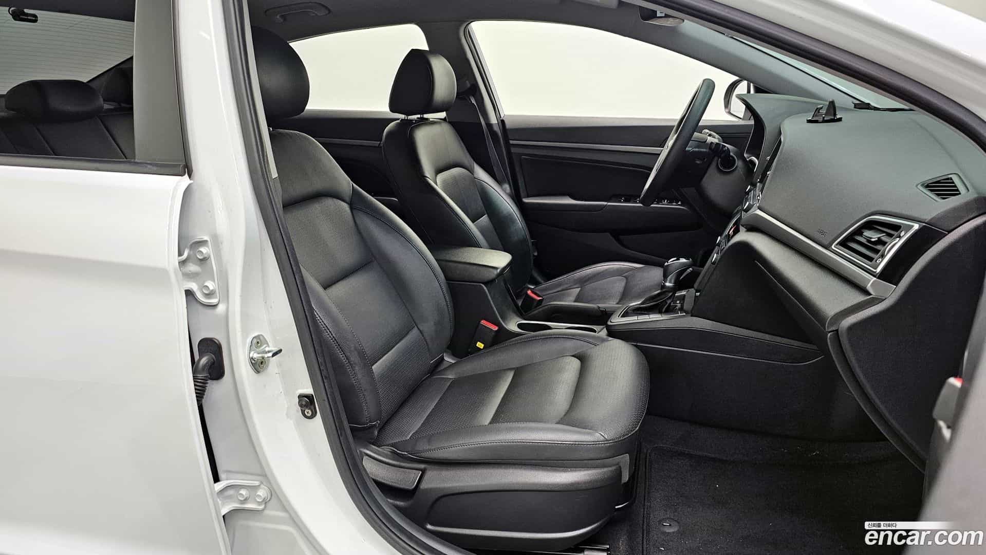 AVANTE Hyundai 2017.8-INNER-036