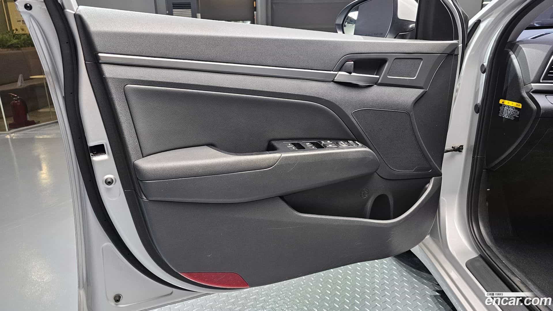 AVANTE Hyundai 2018.2-INNER-034
