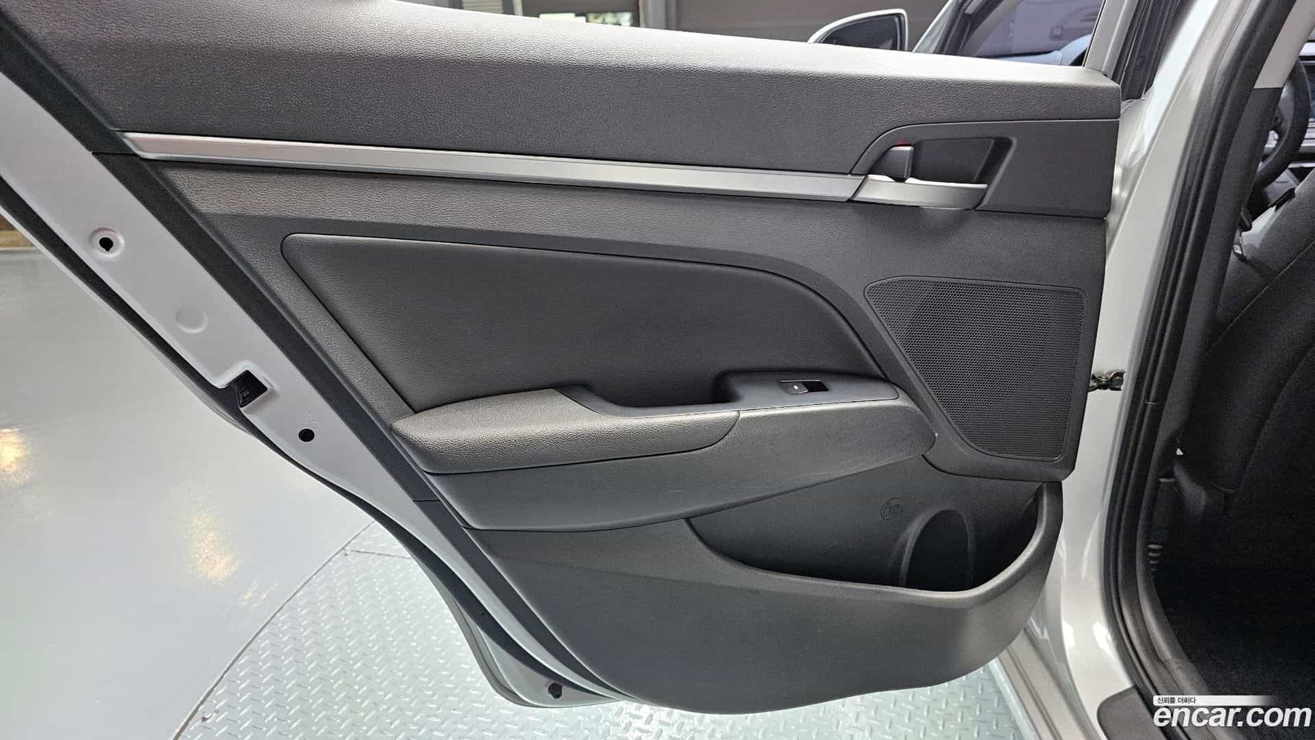 AVANTE Hyundai 2018.2-INNER-035