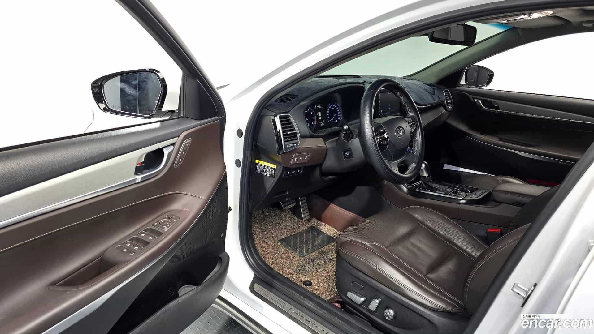 Grandeur Hyundai 2018.1-INNER-010