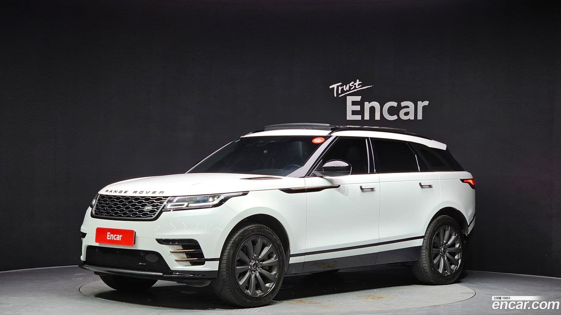 Main__Slider__Photo:Range Rover Velar Land Rover 2023.6-0