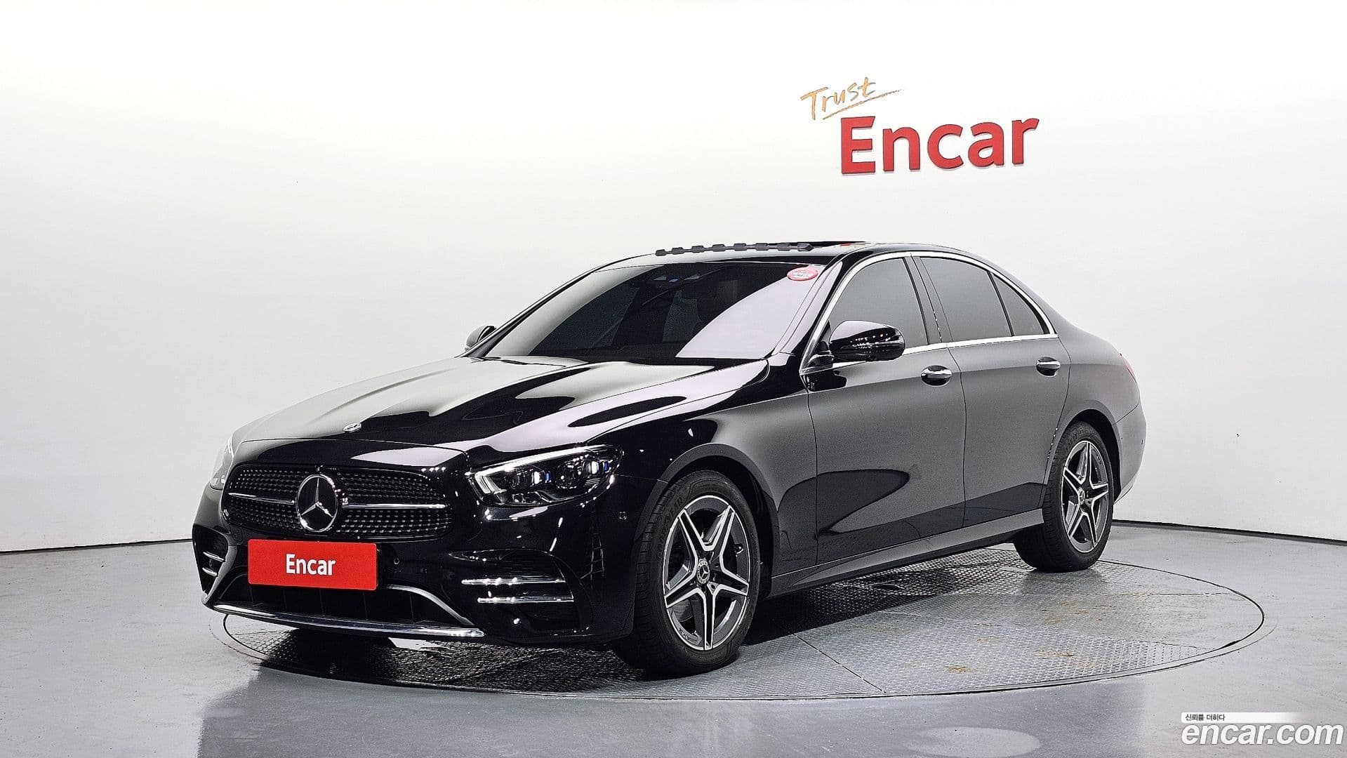 Main__Slider__Photo:E-Class Mercedes-Benz 2023.10-0