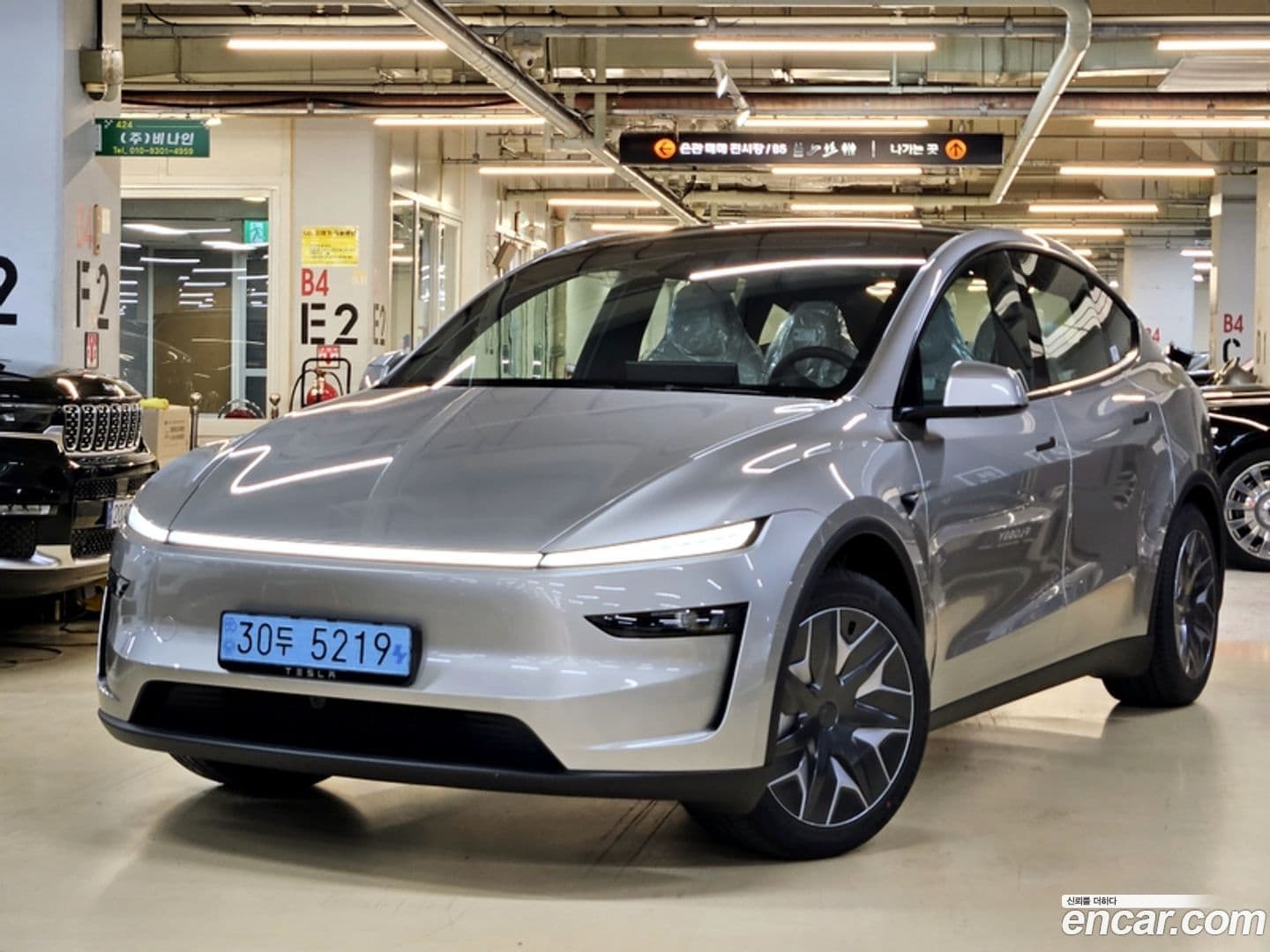 Main__Slider__Photo:Model Y Tesla 2026.5-0