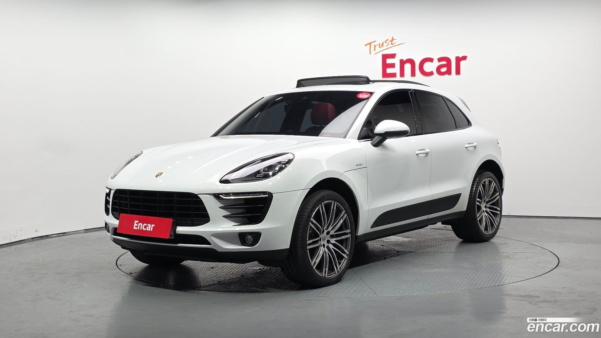 Main__Slider__Photo:Macan Porsche 2016.10-0