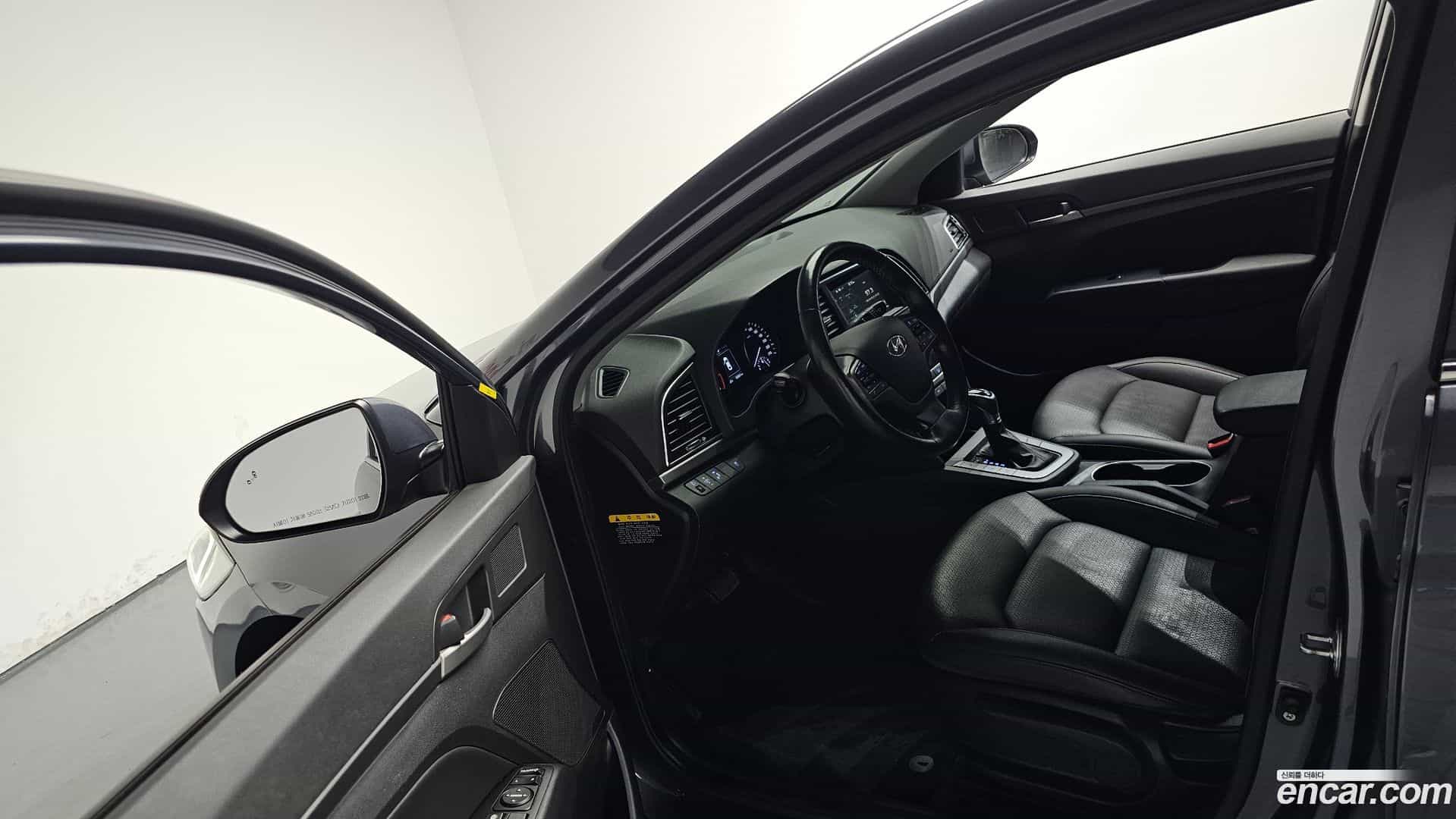 AVANTE Hyundai 2017.1-INNER-010