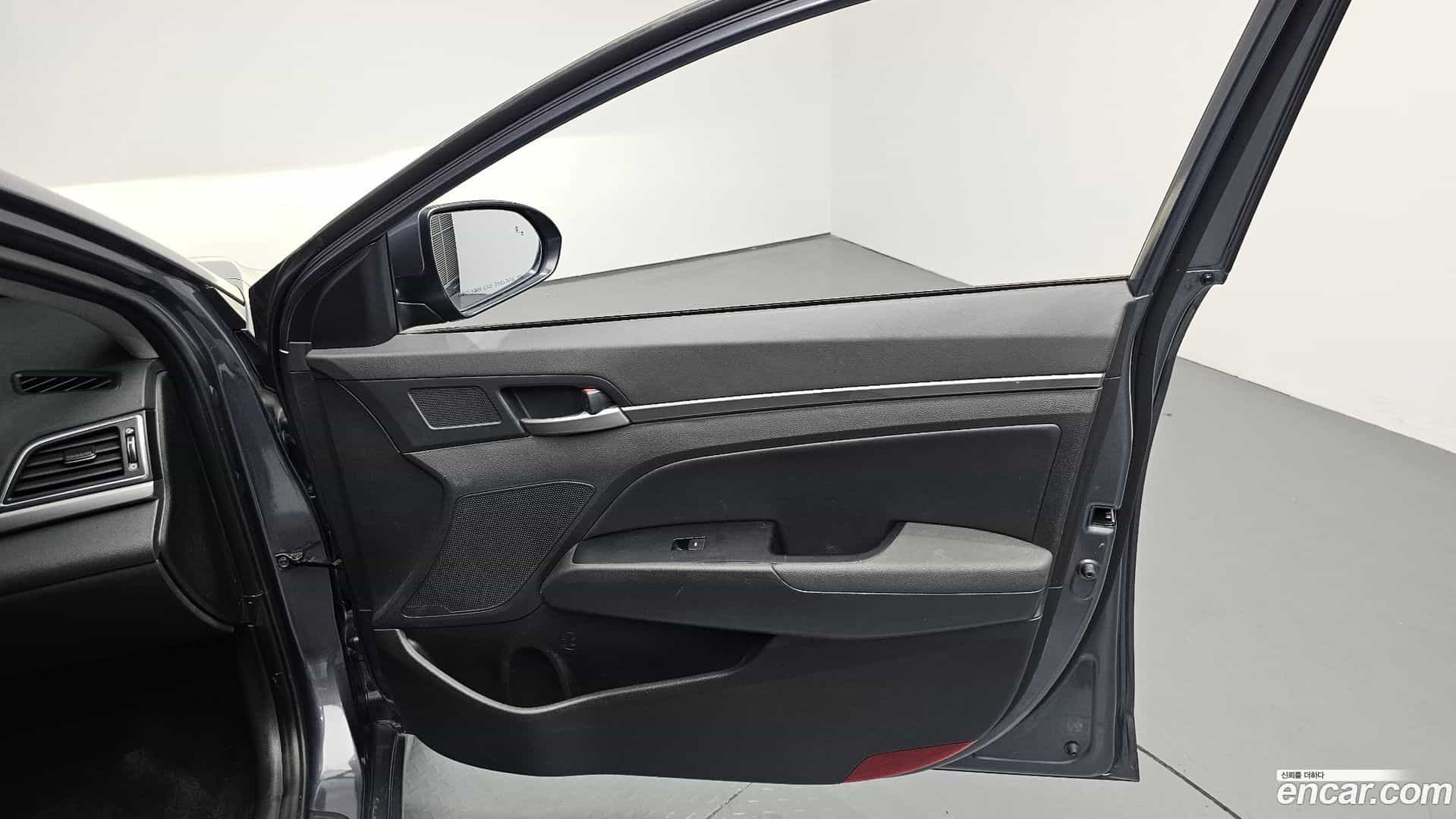 AVANTE Hyundai 2017.1-INNER-034