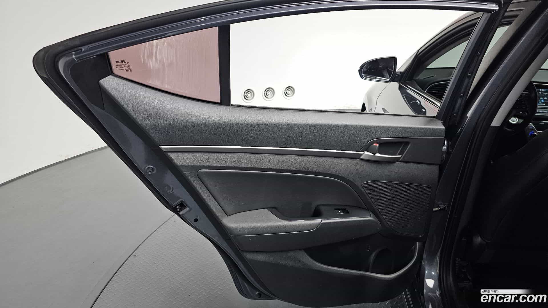 AVANTE Hyundai 2017.1-INNER-035