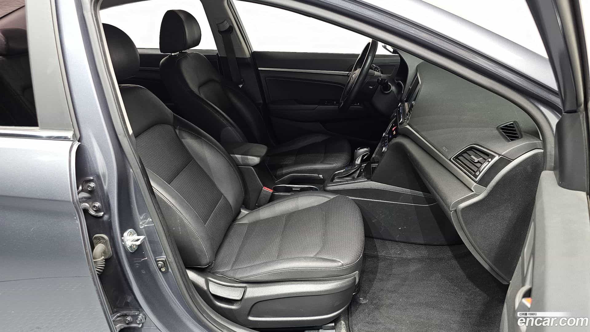 AVANTE Hyundai 2017.1-INNER-036