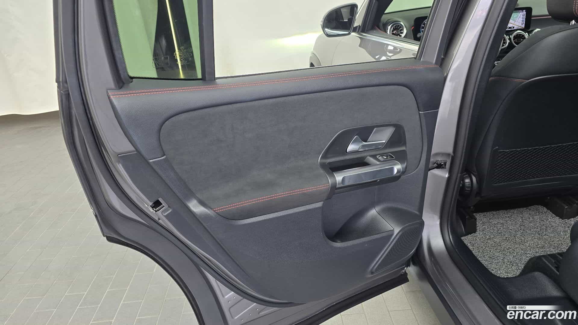 GLB-Class Mercedes-Benz 2022.3-INNER-035