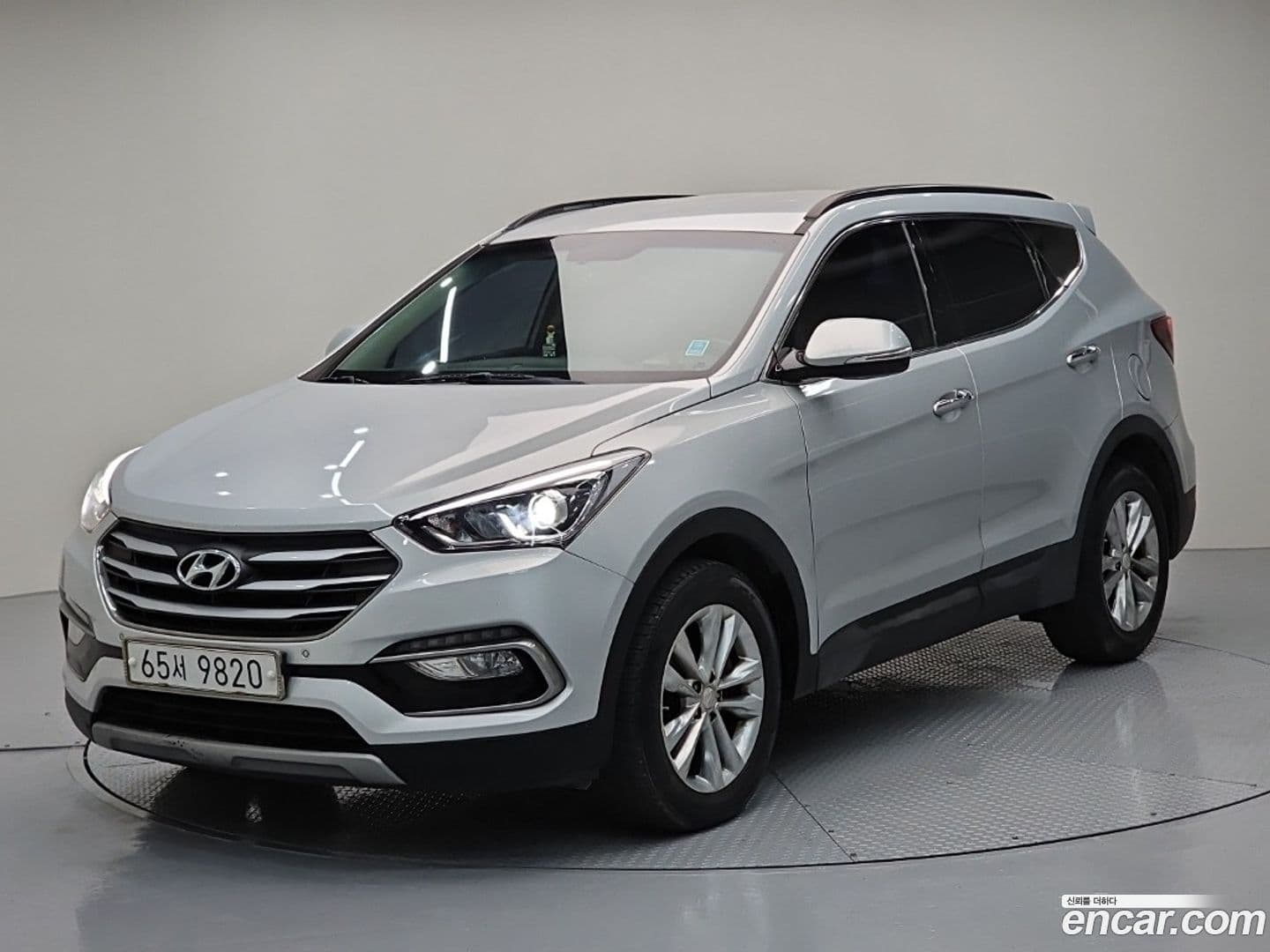 Main__Slider__Photo:Santafe Hyundai 2017.4-0