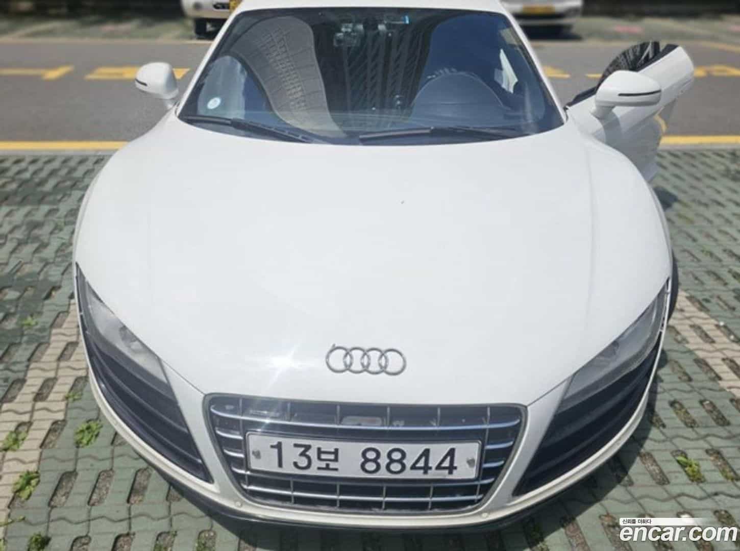 R8 Audi 2010.5-OUTER-001