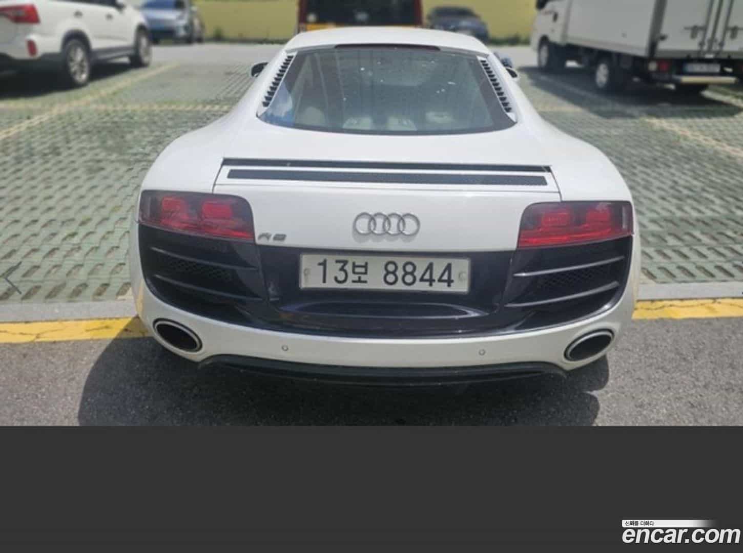 R8 Audi 2010.5-OUTER-004