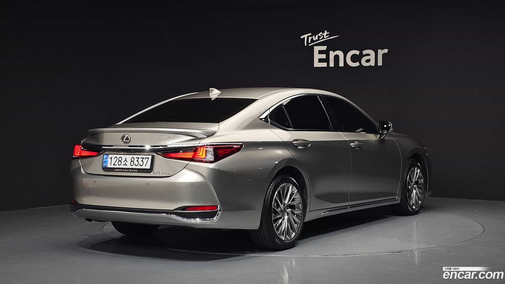 ES Lexus 2025.1-OUTER-002
