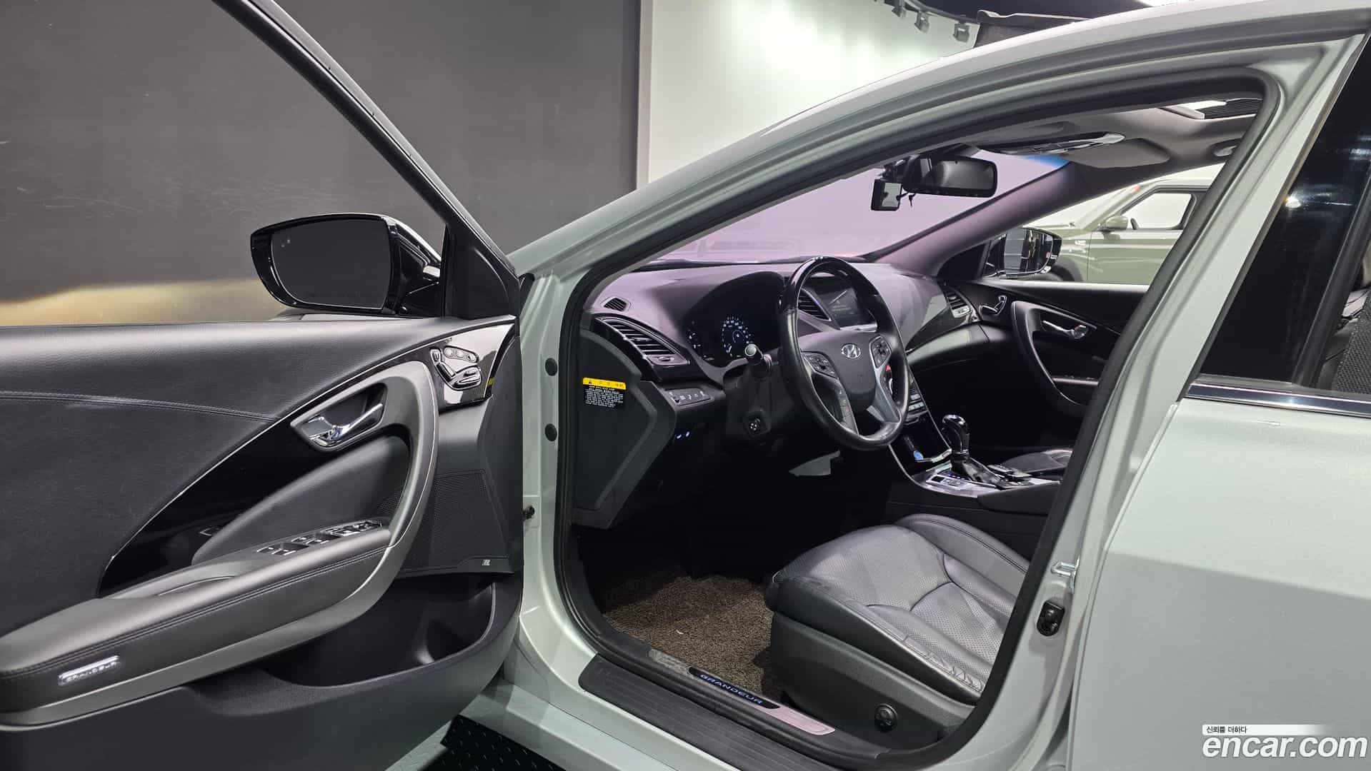 Grandeur Hyundai 2016.0-INNER-010