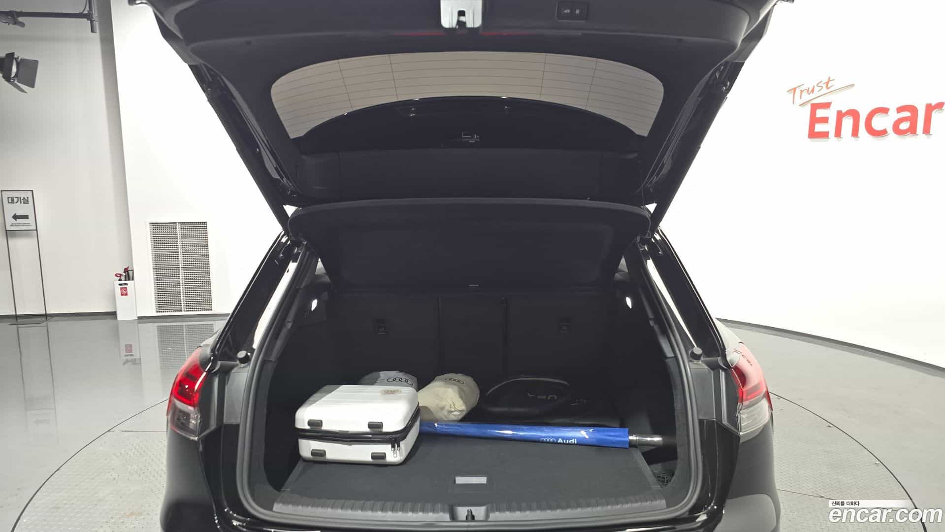 Q4 e-tron Audi 2023.11-OPTION-024