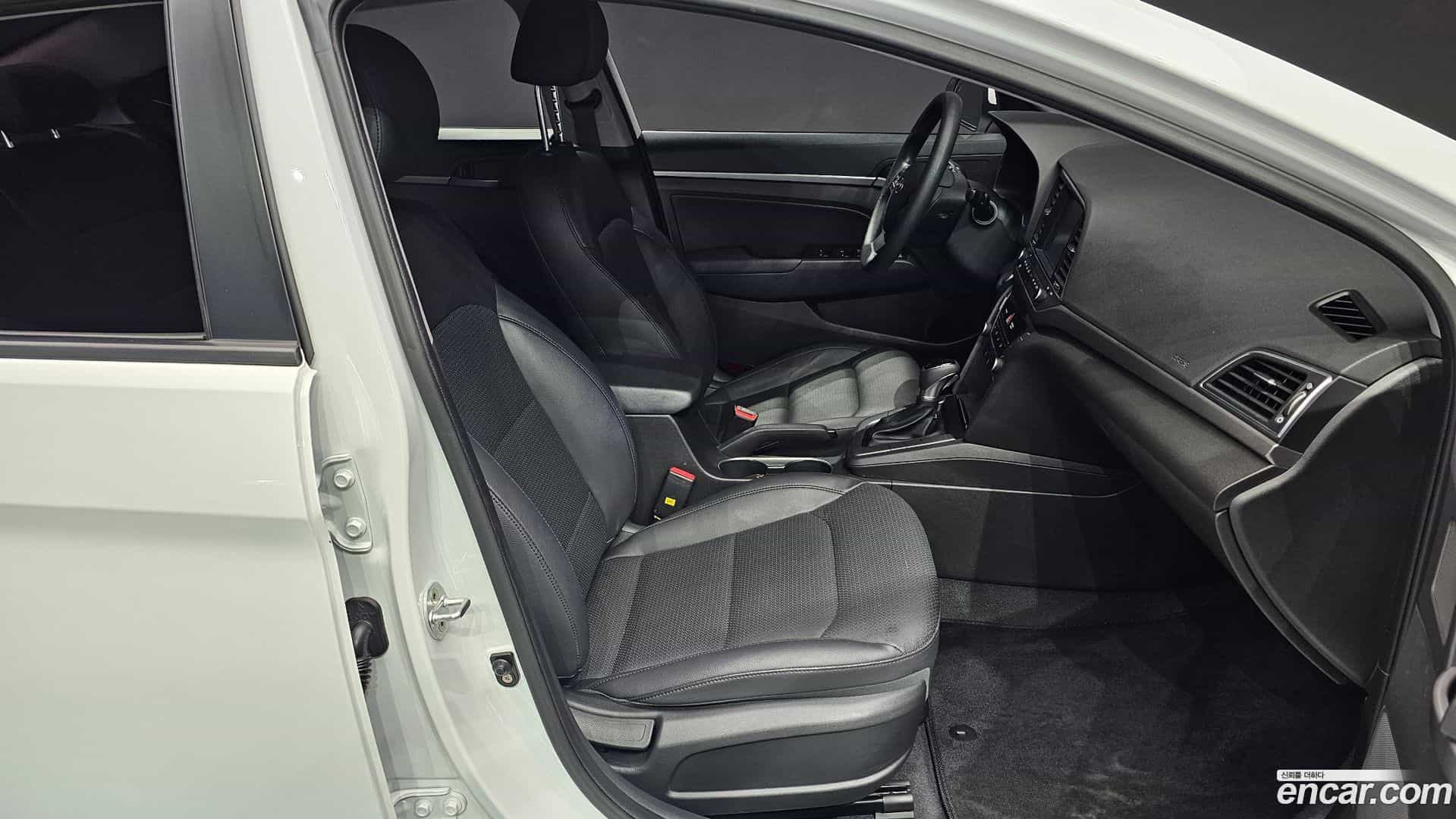 AVANTE Hyundai 2017.9-INNER-036