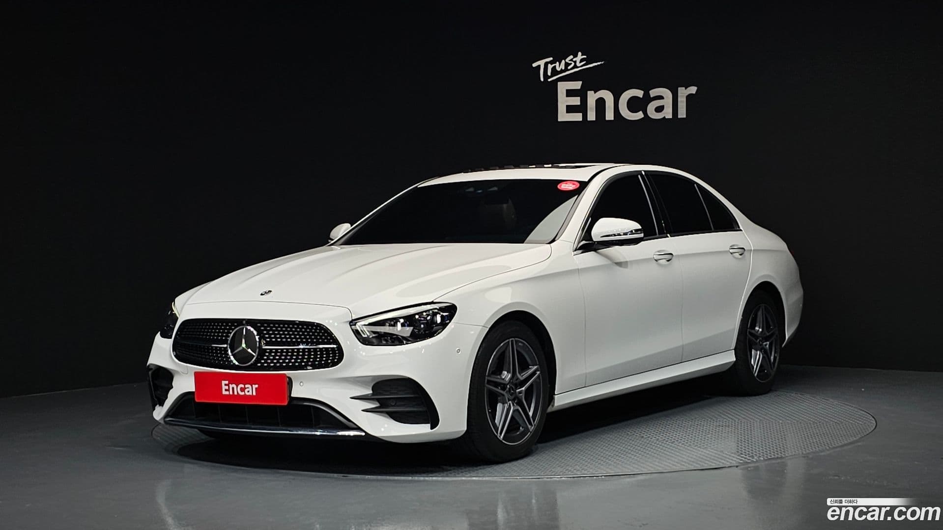 Main__Slider__Photo:E-Class Mercedes-Benz 2023.9-0