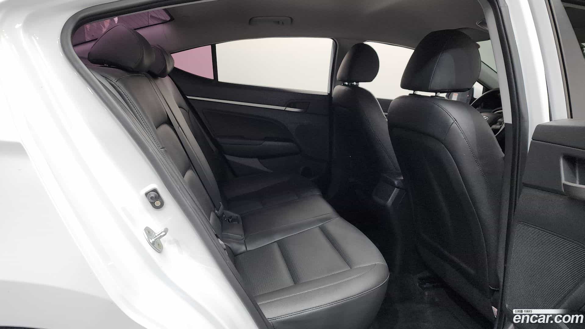 AVANTE Hyundai 2018.0-OPTION-015