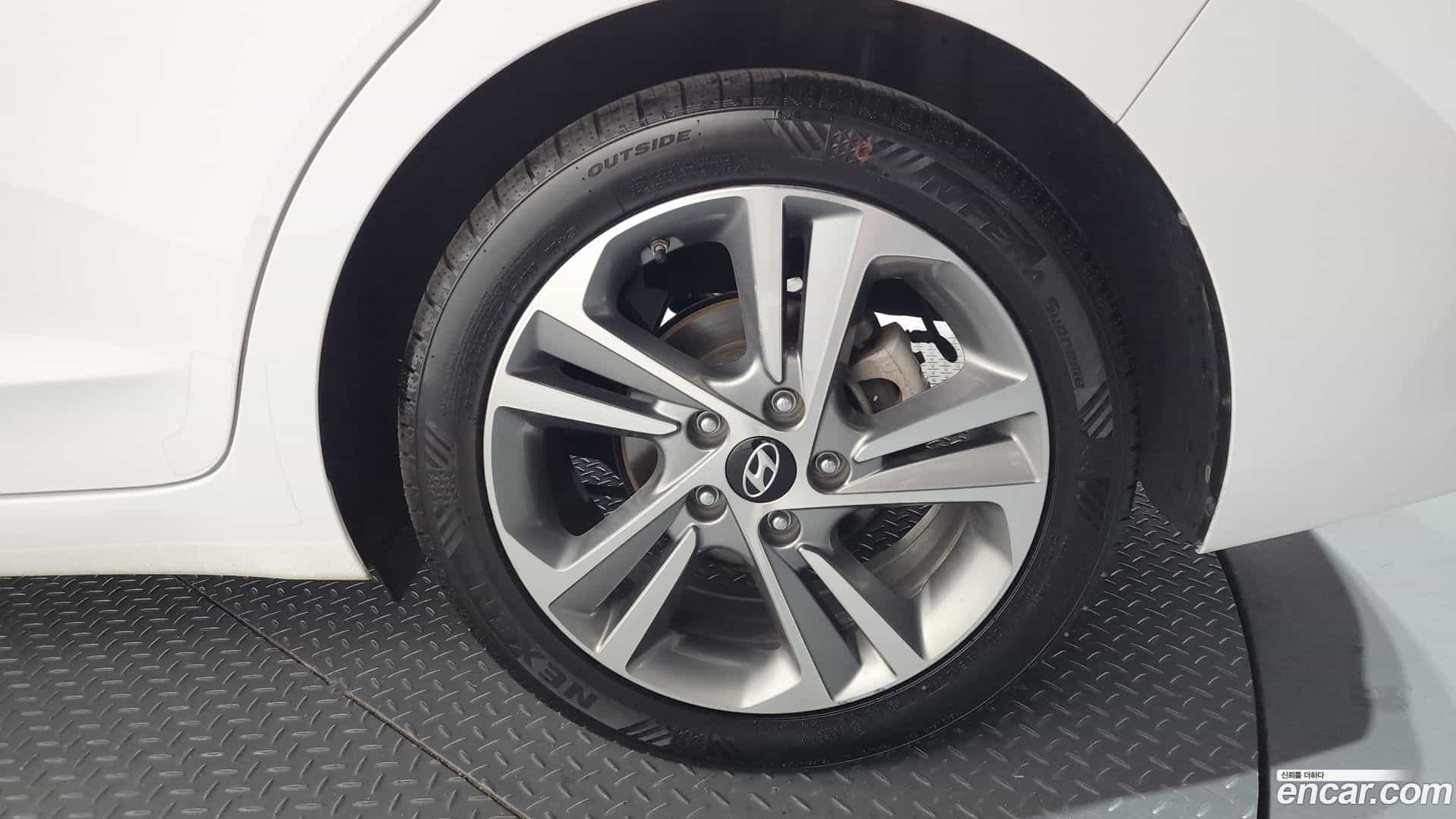 AVANTE Hyundai 2018.0-OUTER-031