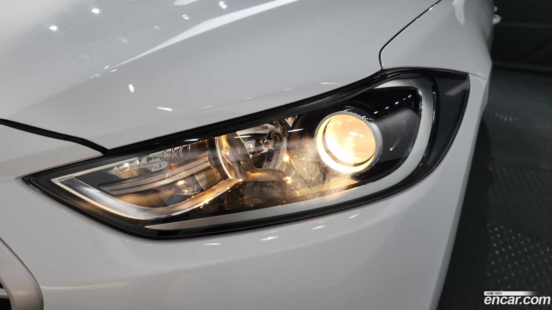 AVANTE Hyundai 2018.0-OUTER-032