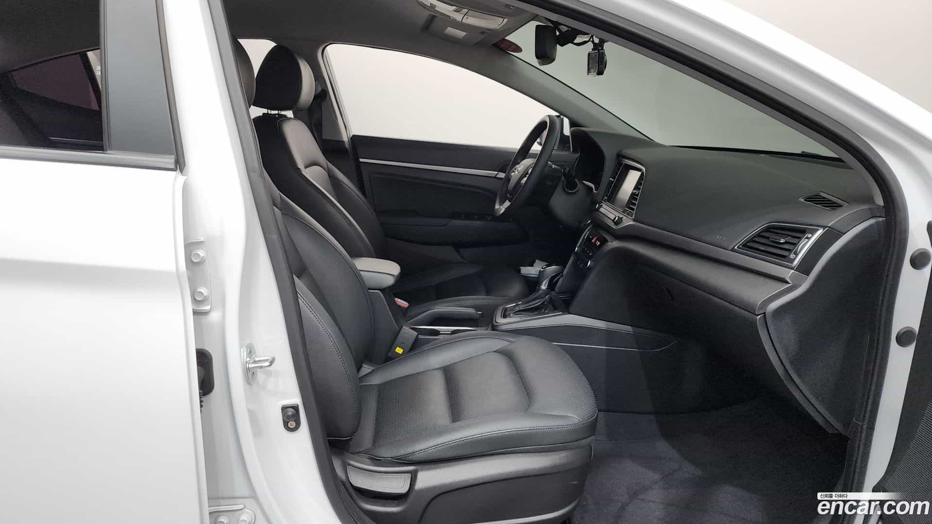 AVANTE Hyundai 2018.0-INNER-036