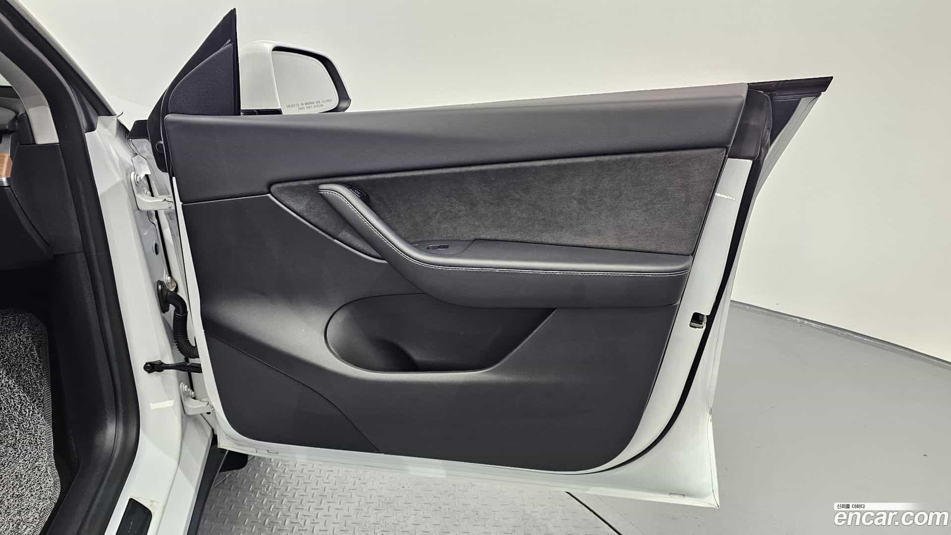 Model Y Tesla 2021.4-INNER-035