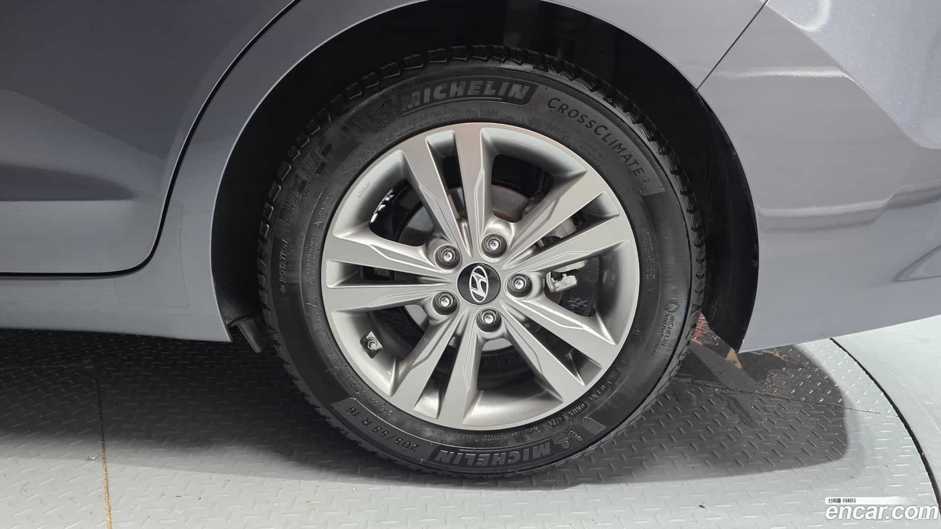 AVANTE Hyundai 2017.1-OUTER-031