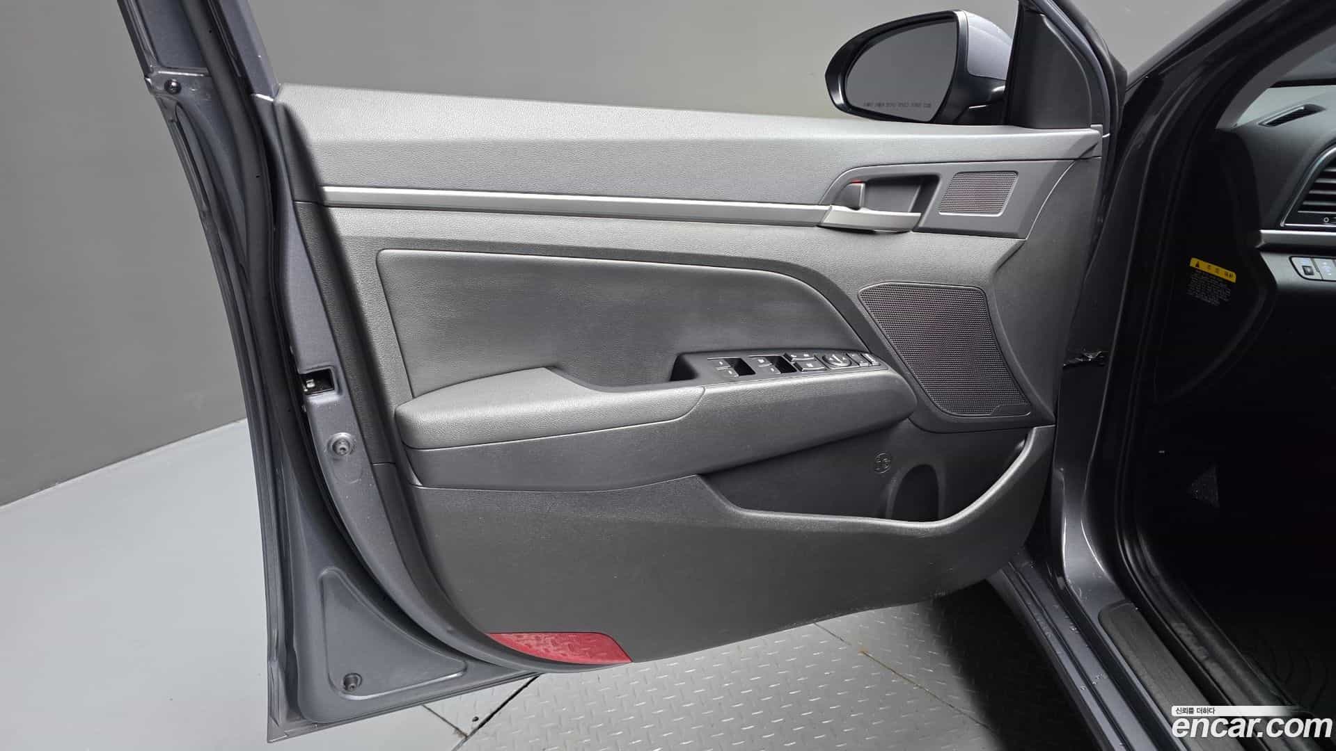 AVANTE Hyundai 2017.1-INNER-034