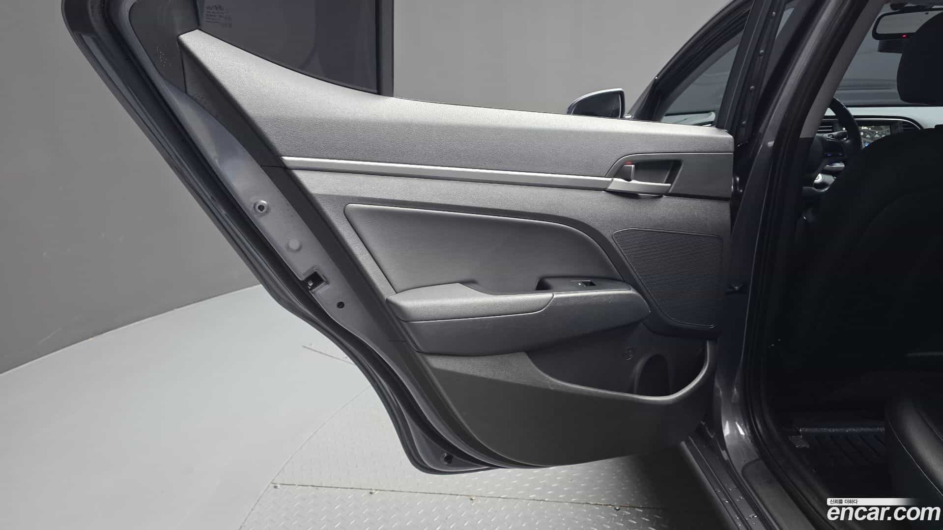AVANTE Hyundai 2017.1-INNER-035