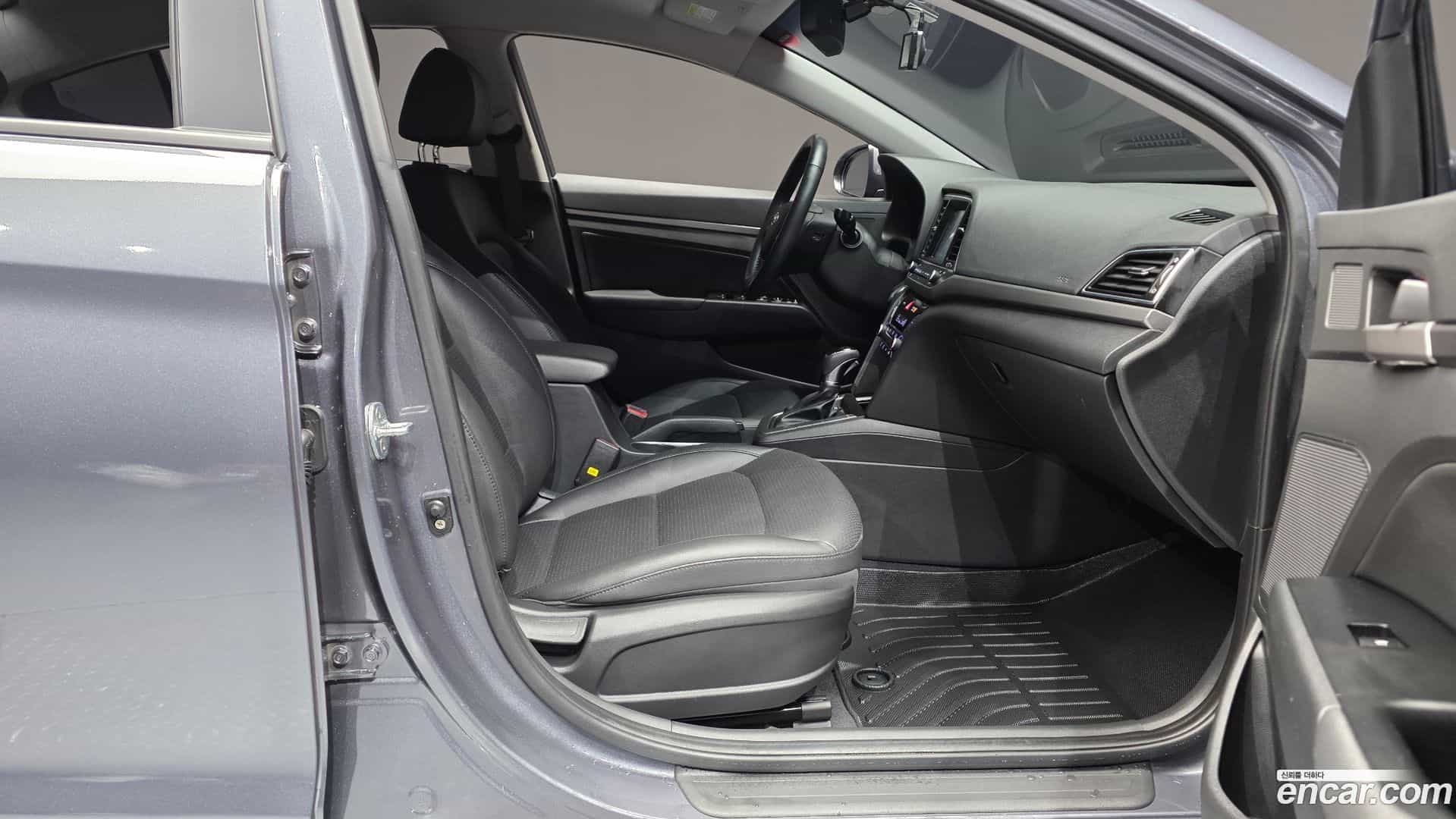 AVANTE Hyundai 2017.1-INNER-036