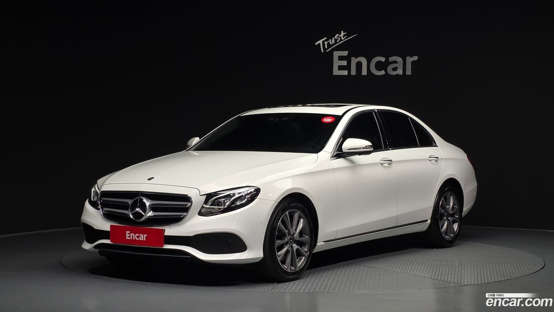Main__Slider__Photo:E-Class Mercedes-Benz 2019.5-0
