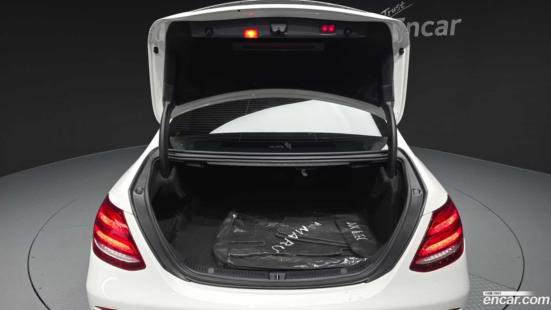 E-Class Mercedes-Benz 2019.5-OPTION-024