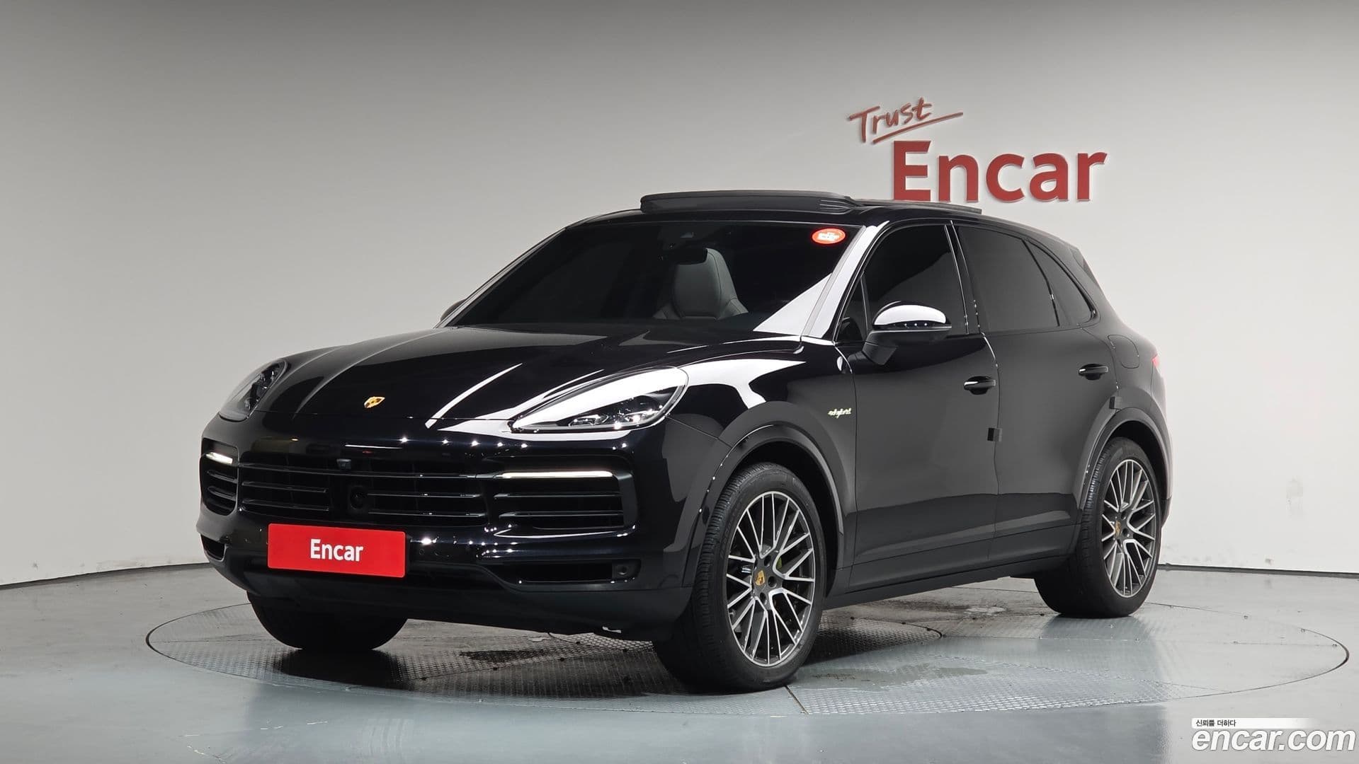 Main__Slider__Photo:Cayenne Porsche 2021.1-0
