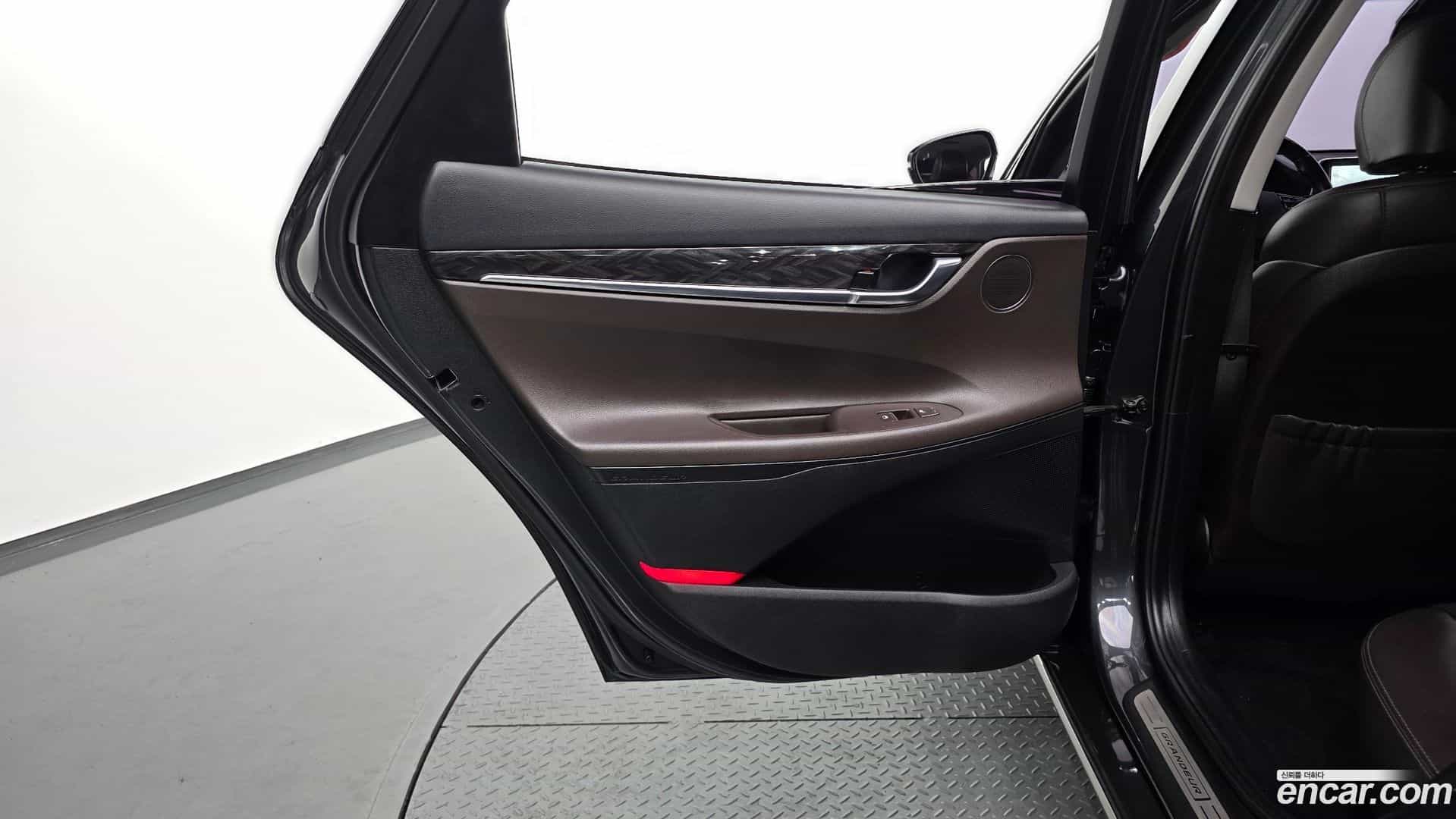 Grandeur Hyundai 2017.2-INNER-035