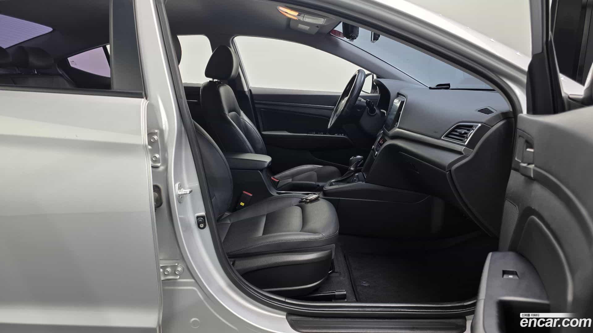 AVANTE Hyundai 2017.9-OPTION-015