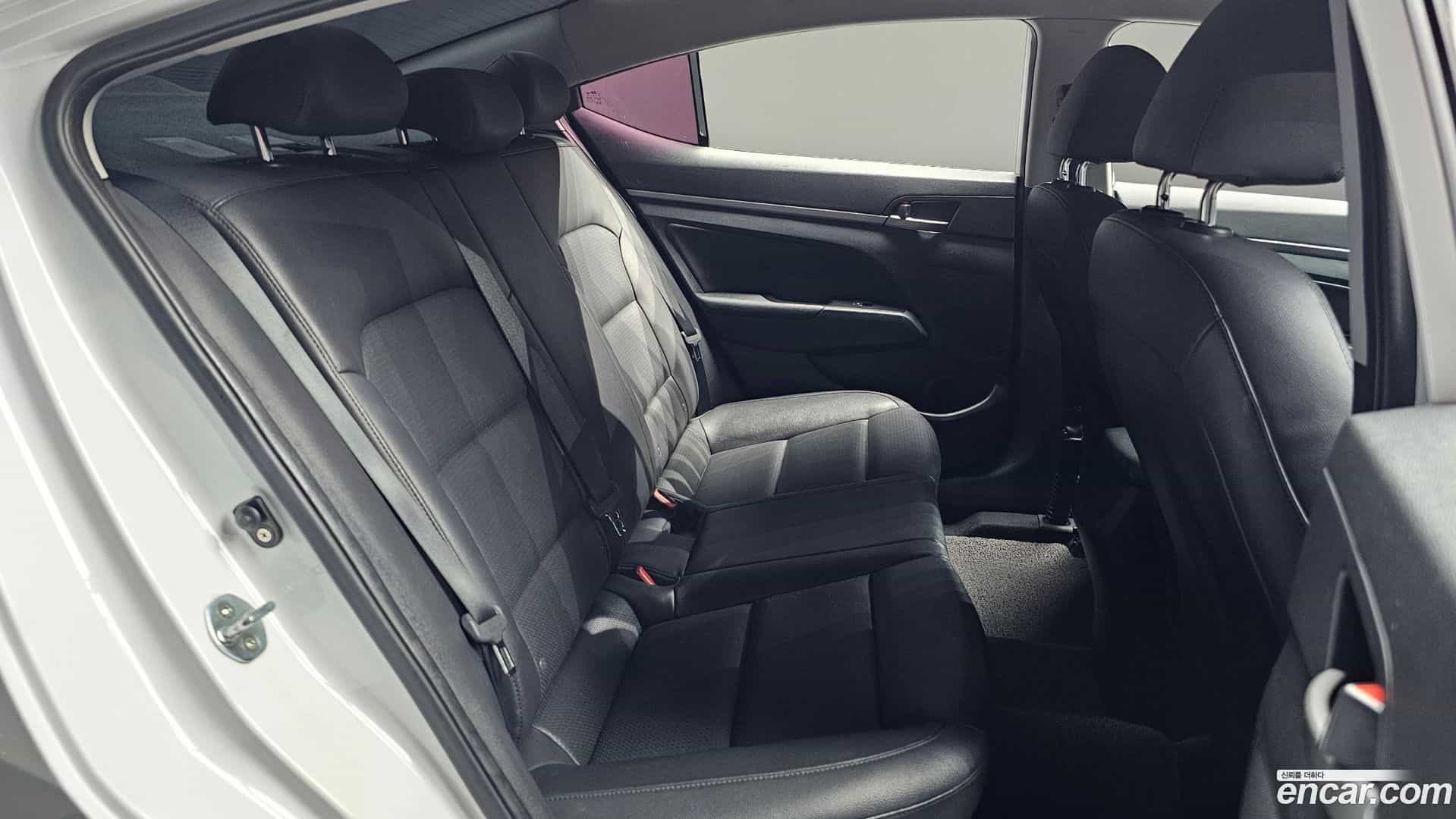 AVANTE Hyundai 2018.7-OPTION-016