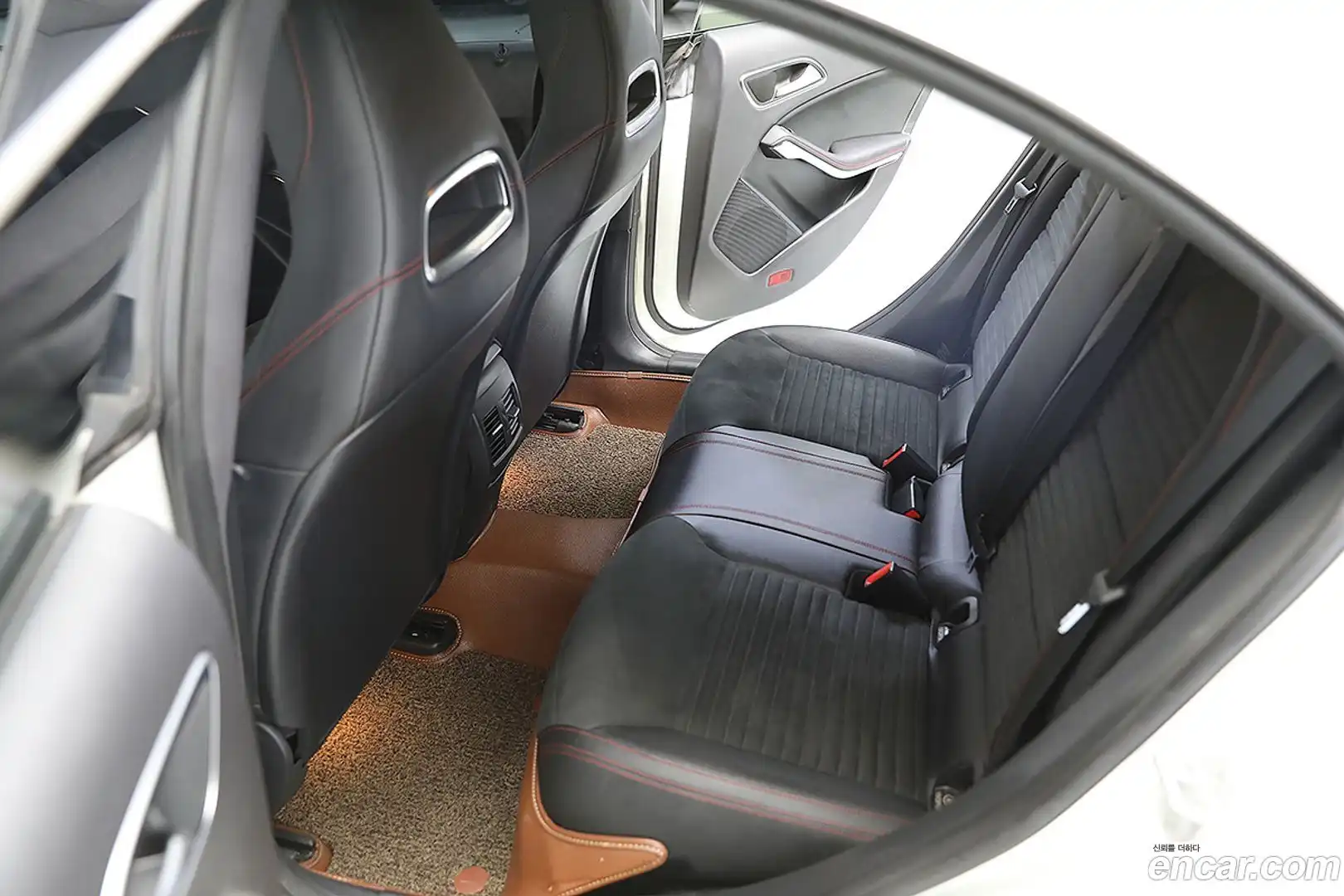 CLA-Class Mercedes-Benz 2017.11-OPTION-019
