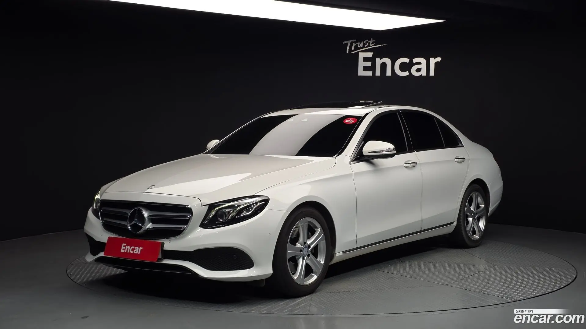 Main__Slider__Photo:E-Class Mercedes-Benz 2017.0-0