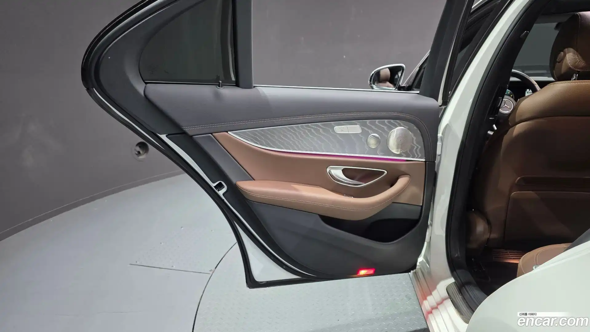 E-Class Mercedes-Benz 2022.3-INNER-035