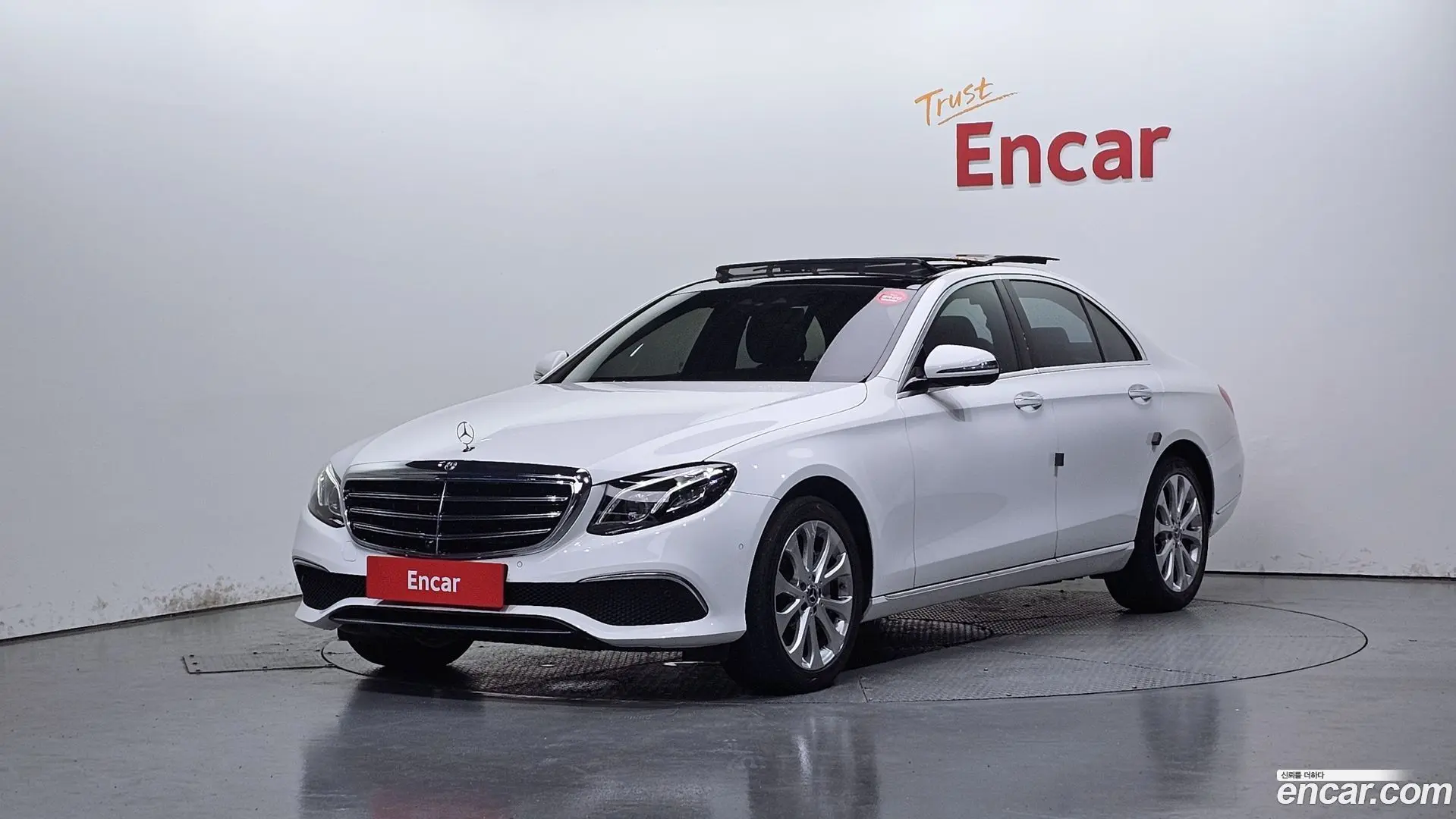 Main__Slider__Photo:E-Class Mercedes-Benz 2017.5-0