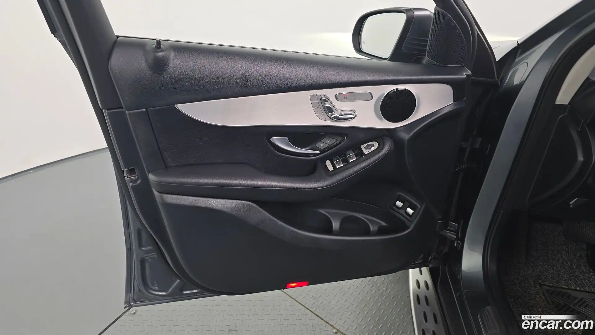 GLC-Class Mercedes-Benz 2018.3-INNER-034