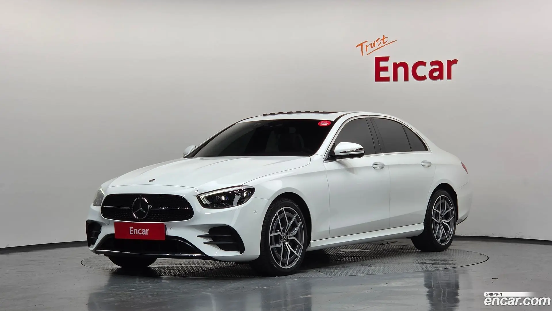 Main__Slider__Photo:E-Class Mercedes-Benz 2023.9-0