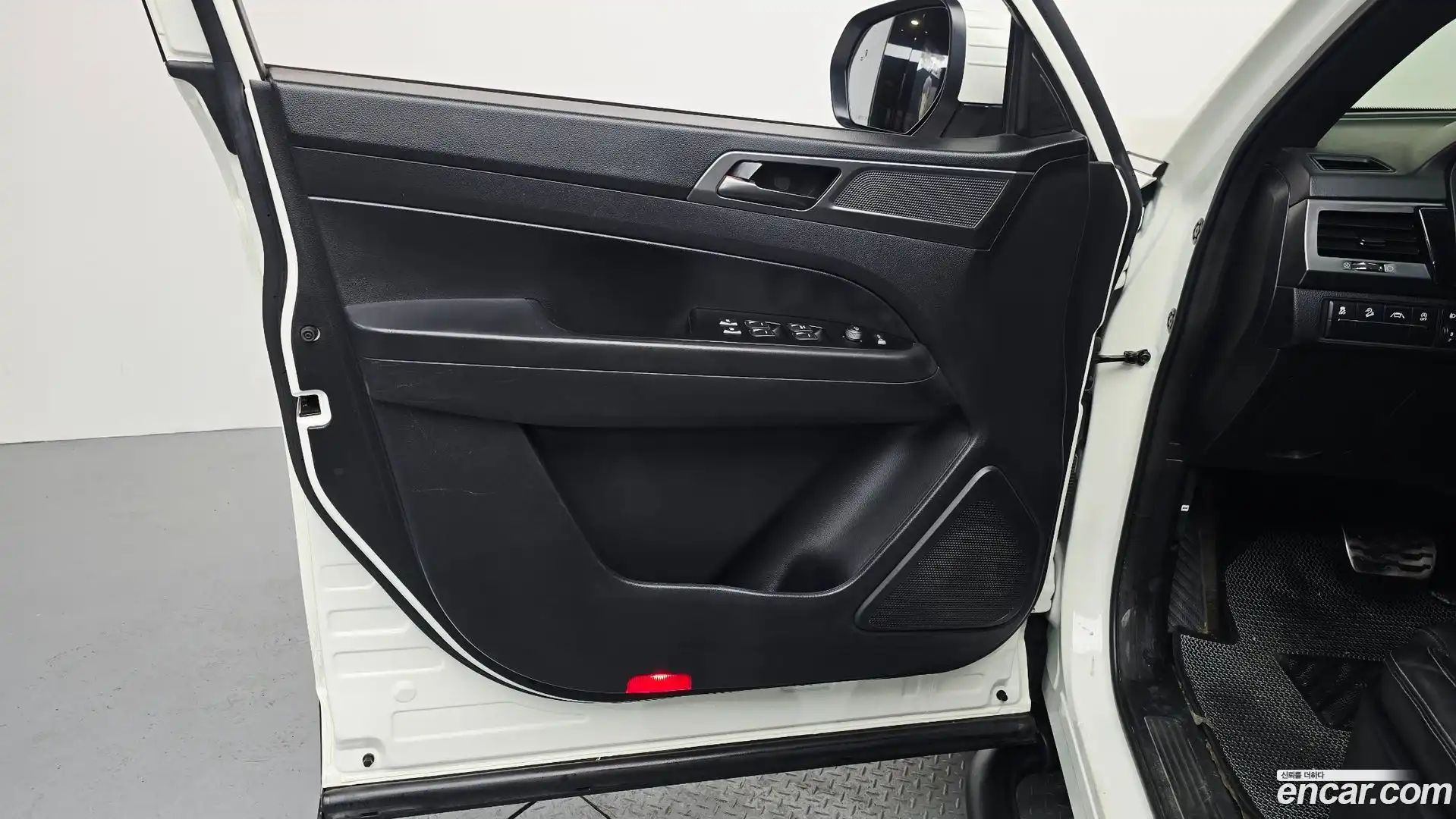 Rexton KG Mobility 2022.2-INNER-034
